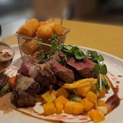 vleesschotel met kroketten